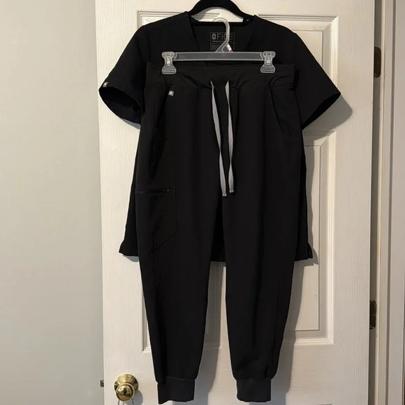 Figs Black Jogger Scrub Set - Picture 4 of 6